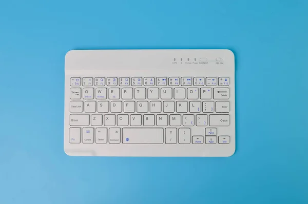 Computer Keyboard Isolated Blue Background — ストック写真