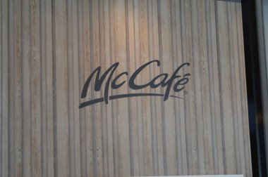 Klang, Malezya: 18 Nisan 2022 - Restoranda McCafe menüsü. McCafe, McDonald 's' tan bağımsız kahve ve espresso bazlı bir içecektir.