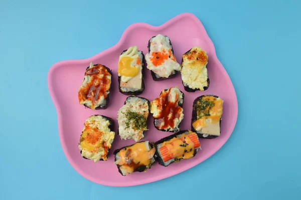 Japanilainen Äyriäiset Sushi Asetettu Vaaleanpunainen Levy Maki Rullina Tonnikala Lohi — kuvapankkivalokuva