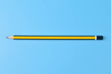 Kalem mavi arka planda izole edilmiş. Eğitim kavramı