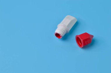 Kırmızı suluboya mavi arka planda izole edilmiş. Metin için alanı kopyala