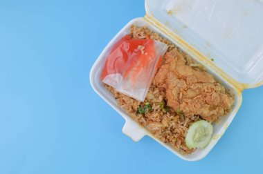 Tavuklu pilav ya da halk arasında Nasi Goreng Ayam olarak bilinir.