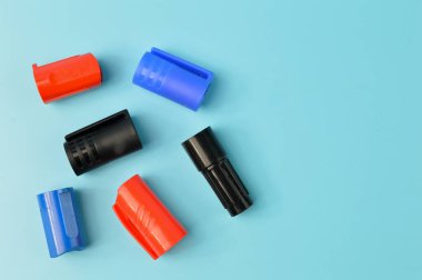 Mavi arkaplanda izole edilmiş bir satırda kalem kapaklarını işaretle