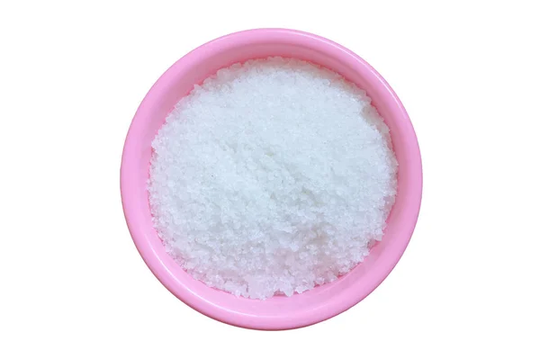 将粗糙的或天然的海盐放在粉红色的碗中 与白色背景隔离的近景 — 图库照片