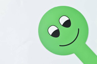 Müşteri memnuniyeti, duyguları inceler. Pozitif yüz ifadesi.