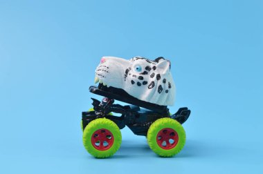 Mavi arka planda izole edilmiş off road canavarı kamyonu.