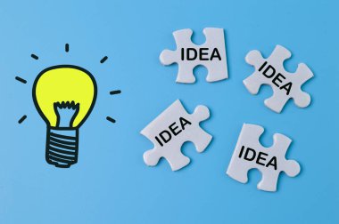 Siber güvenlik ve veri koruma sembollü asma kilit ve dizüstü bilgisayarın bulanık resimleri