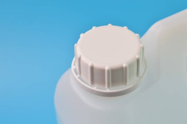 Mavi arkaplanda izole edilmiş beyaz galon konteynırın görüntüsünü kapat