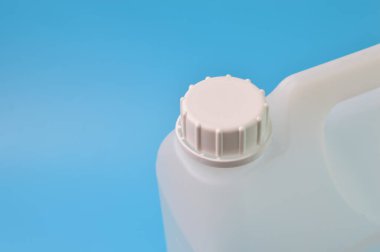 Mavi arka planda beyaz galon konteynır izole edildi