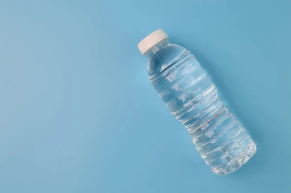 Plastikowa Butelka Wodą Odizolowana Niebieskim Tle — Zdjęcie stockowe