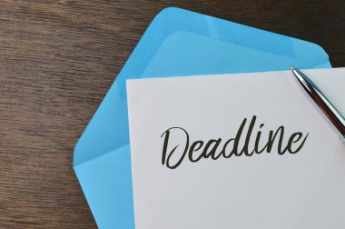 Mavi zarf ve beyaz kağıt ile metin ÖLÜM