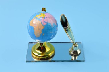 Mavi arkaplanda küçük mavi bir küre izole edilmiş.