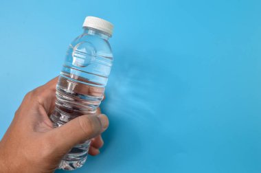 Mavi arkaplanda el ele tutuşan maden suyu izole edildi