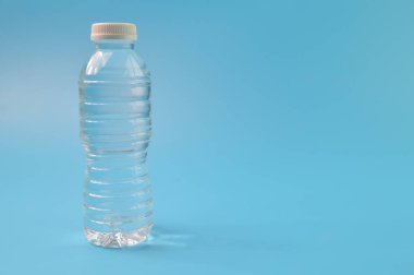 Mavi arka planda izole edilmiş maden suyu. Metin için alanı kopyala.