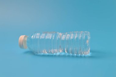 Mavi arka planda izole edilmiş maden suyu. Metin için alanı kopyala.