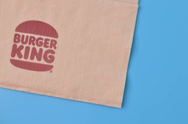 Klang, Malezya: 11 Mayıs 2022 - Burger King mendil kağıdı mavi arka planda izole edildi
