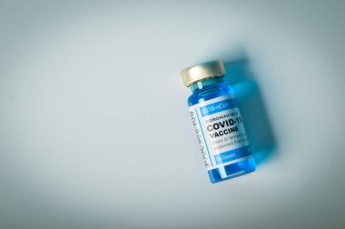 COVID-19 VACCINE ampulü beyaz arkaplanda izole edildi