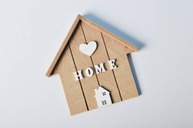 Beyaz arka planda izole edilmiş ahşap ev modeli