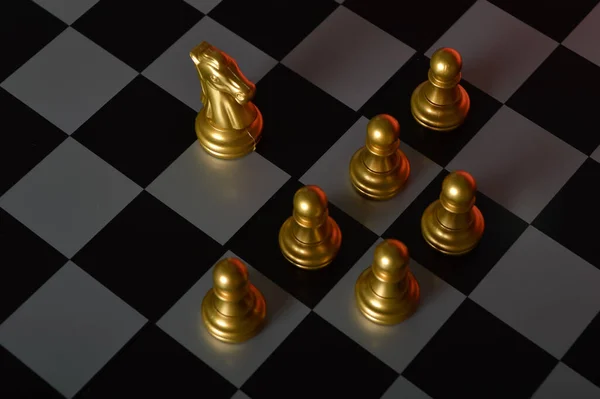 金马国际象棋站在人群面前 商业战略 竞争和领导概念 — 图库照片