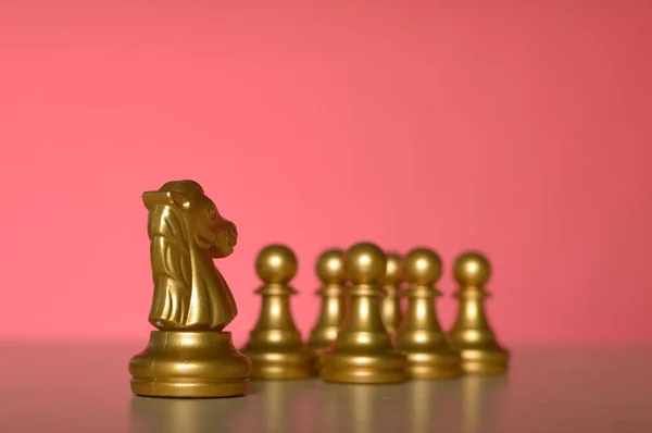 Šachy Zlatým Koněm Stojící Před Davem Vedení Podniků Řešení Problémů — Stock fotografie
