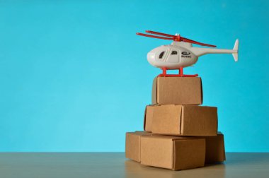 Mavi arka planda izole edilmiş karton kutular ve helikopter yığını