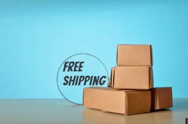 Karton kutular ve büyüteçle ücretsiz gönderme