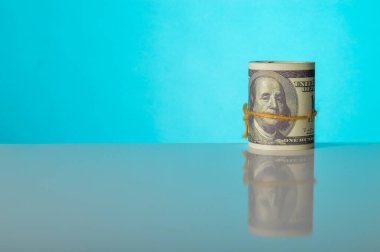 Para banknotları mavi arka planda izole edilmiş. Metin için alanı kopyala