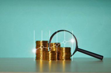 Altın para yığını, büyüteç ve grafik grafiği. İstikrarsız para birimi ve piyasa dalgalanması kavramı.