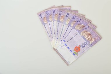 Beyaz arkaplanda izole edilmiş halkalı Malezya banknotları yığını