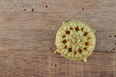 Beyaz arka planda izole edilmiş klasik altın tabut.