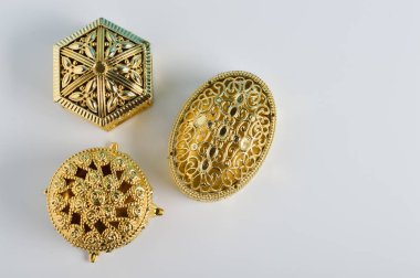 Beyaz arka planda izole edilmiş klasik altın tabut.