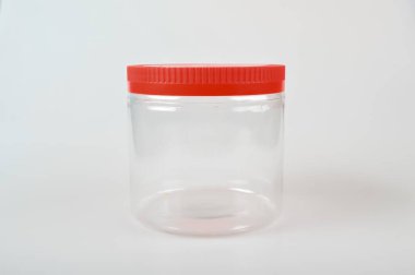 Beyaz arkaplanda izole edilmiş yiyecek ambalajı için boş bir plastik kavanoz
