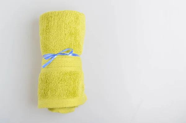 Groene Handdoek Geïsoleerd Een Witte Achtergrond — Stockfoto