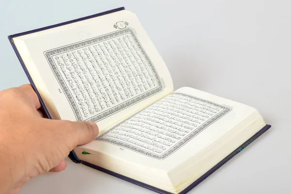 Heilige Koran Met Geschreven Arabische Kalligrafie Geïsoleerd Een Witte Achtergrond — Stockfoto