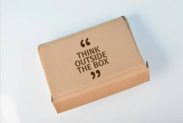 Yazılı Kahverengi Karton Kutu Kutunun Dışını Düşün — Stok fotoğraf