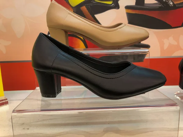 Fashionable Women Shoe Displayed Sale — Stock fotografie