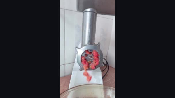 番茄在肉磨机里被拧弯了. — 图库视频影像