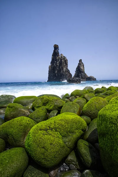 Schöne felsige Küste mit Steinen der Insel Madeira — Stockfoto