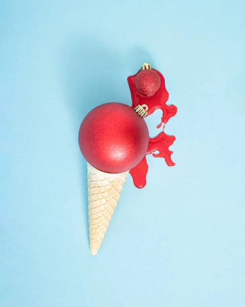 Рождественская Концепция Таяния Зимнего Красного Мороженого Новогоднего Декоративного Мяча Пастельно — стоковое фото