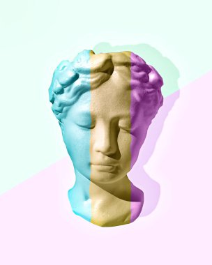 Pastel arka planda neon ışıkları ve pop sanat tarzında fotokopi alanı olan yaratıcı fütüristik kadın heykeli. Cyberpunk, webpunk ve sürreal tarzı poster.