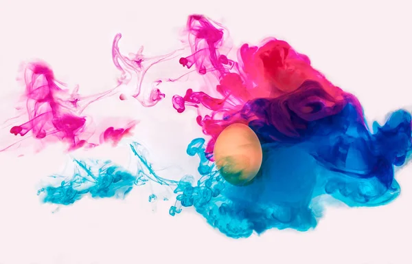 Kreativní Barevné Přetečení Konceptu Malování Velikonočních Vajíček Exploze Neonových Barev — Stock fotografie
