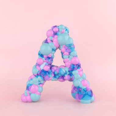 Renkli pastel balonlardan yapılmış yaratıcı bir harf. Pastel pembe arka planda balon yazı tipi kavramı.