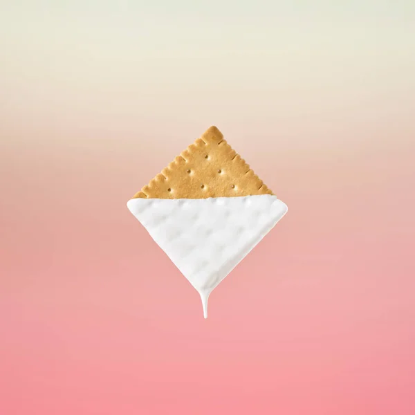 饼干的创意食物概念浸在白牛奶中 以粉红为背景的健康可口的快餐 — 图库照片