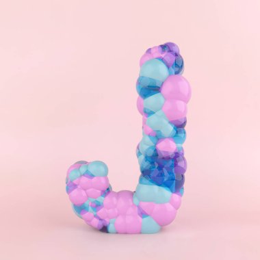 Renkli pastel balonlardan yapılmış J harfi konsepti. Pastel pembe arka planda balon yazı tipi kavramı. 3B Görüntü.