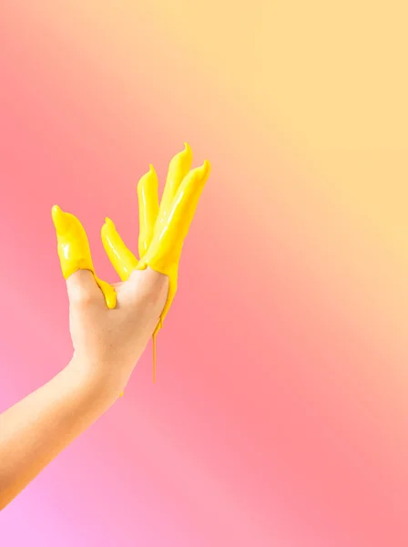 Creatief Concept Van Een Opgeheven Hand Gedompeld Gele Verf Lucht — Stockfoto