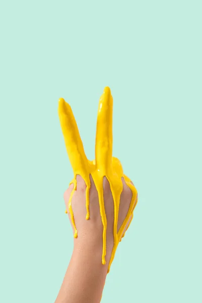 Творческая Концепция Поднятой Руки Окунутой Желтую Краску Мира Воздухе Пастельно — стоковое фото