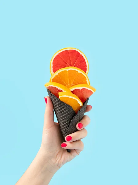 夏天新鲜柑橘类冰淇淋的创意概念 由橘子和柚子制成的健康派对小吃 棕榈蓝色背景 — 图库照片