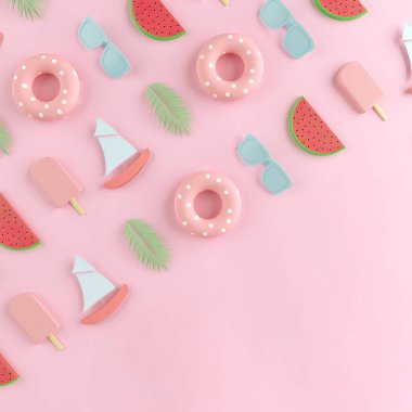 Pastel pembe arka planda yaratıcı Summer plaj partisi konsepti. Dondurma, top, karpuz, güneş gözlüğü, palmiye yaprağı, tekne ve yüzey.