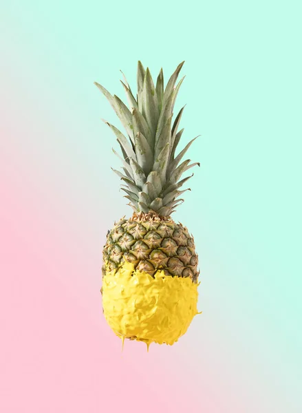 Creative Summer Pineapple Fruit Dripped Yellow Paint Tasty Refreshing Snack — Foto de Stock