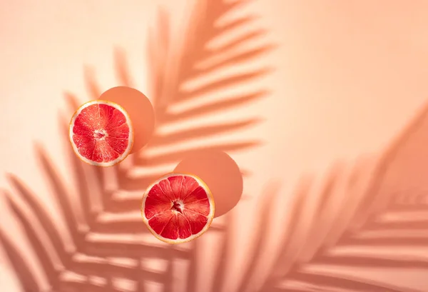 创意夏日水果派对概念新鲜柚子在棕榈树下 粉红背景 — 图库照片